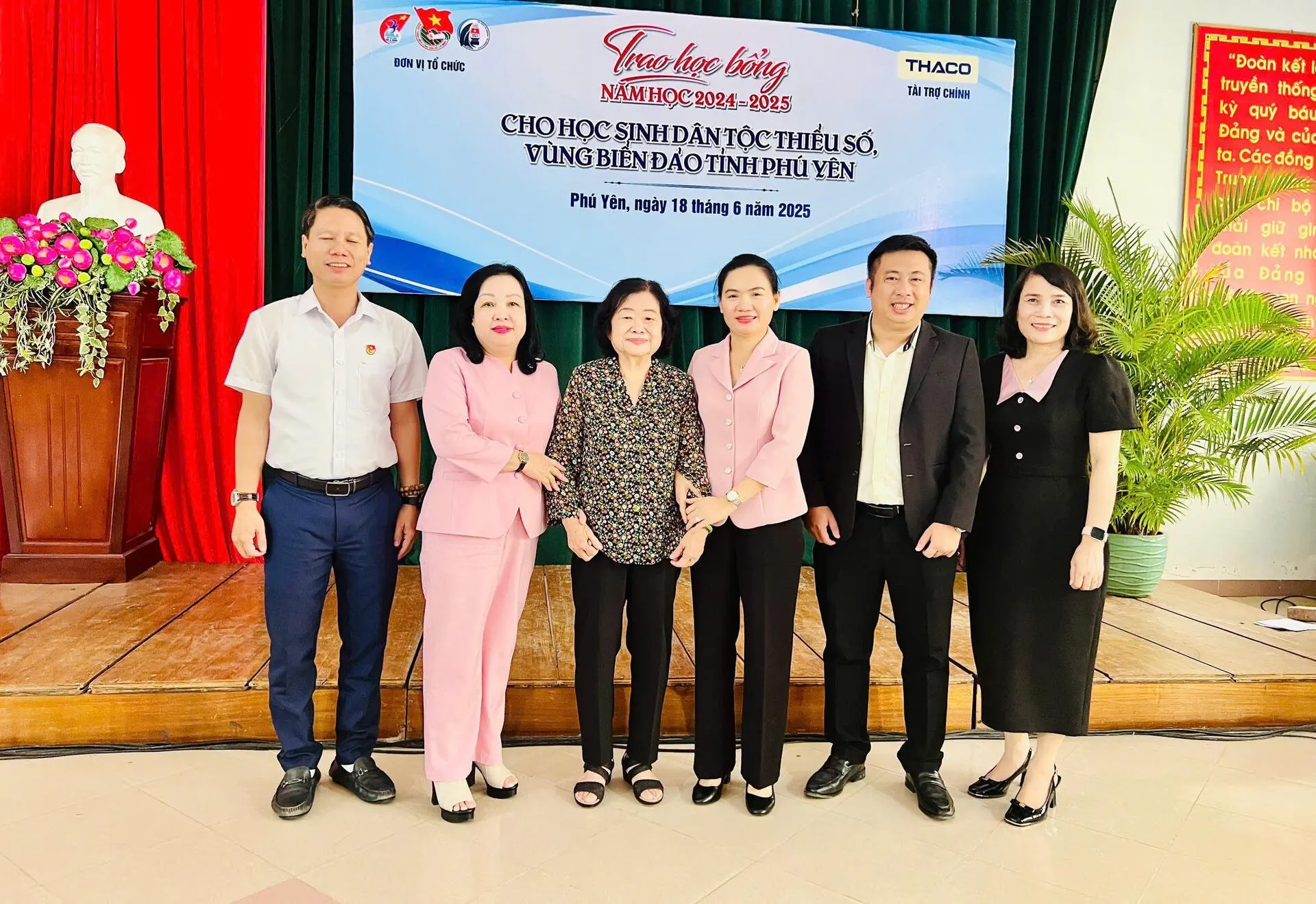 THACO tài trợ Quỹ học bổng Vừ A Dính và Câu lạc bộ "Vì Hoàng Sa - Trường Sa thân yêu" trao 75 suất học bổng cho học sinh Phú Yên