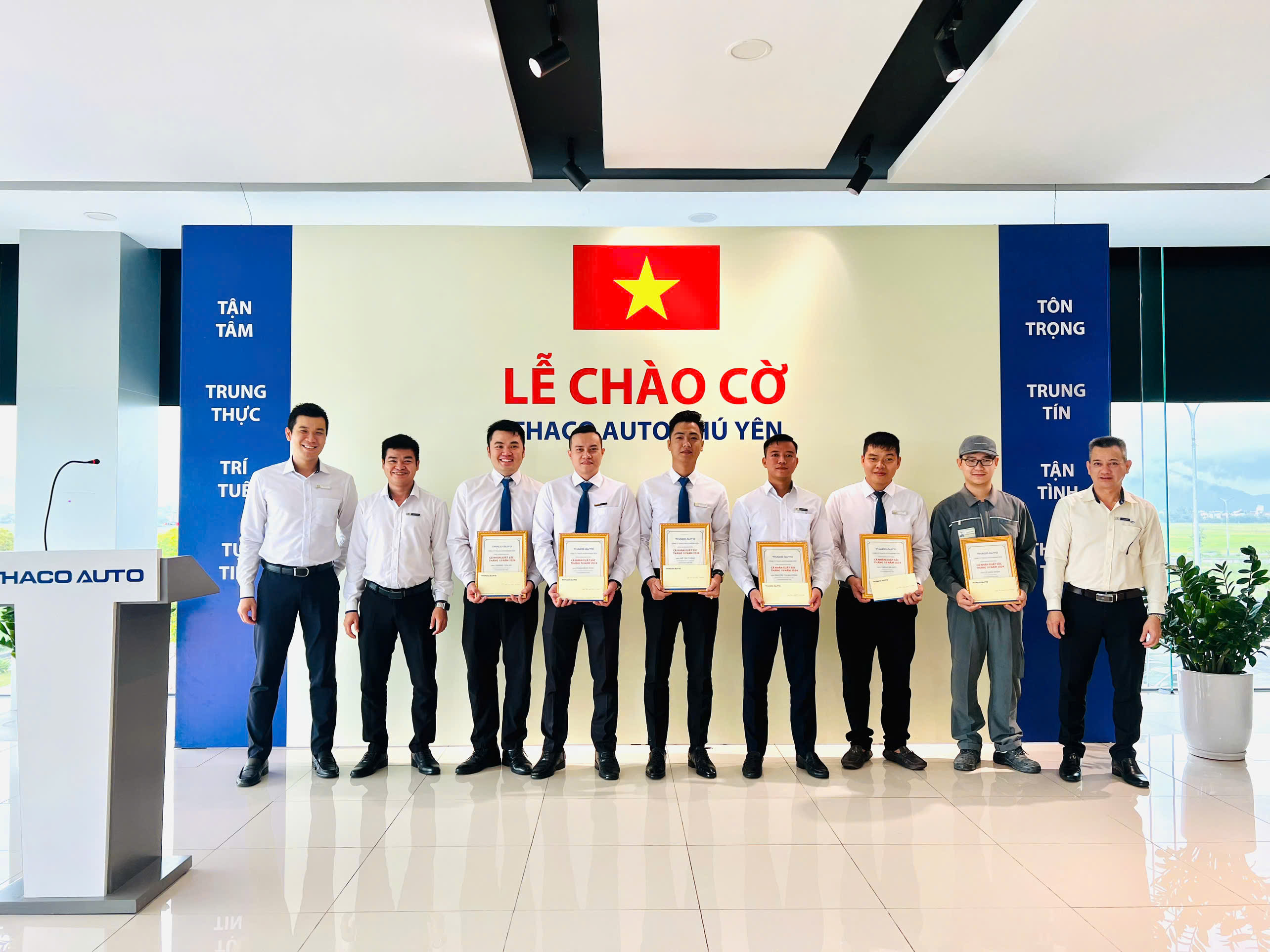 Lễ chào cờ tháng 11: THACO AUTO Phú Yên tăng tốc trong tháng cuối cùng ưu đãi 50% lệ phí trước bạ